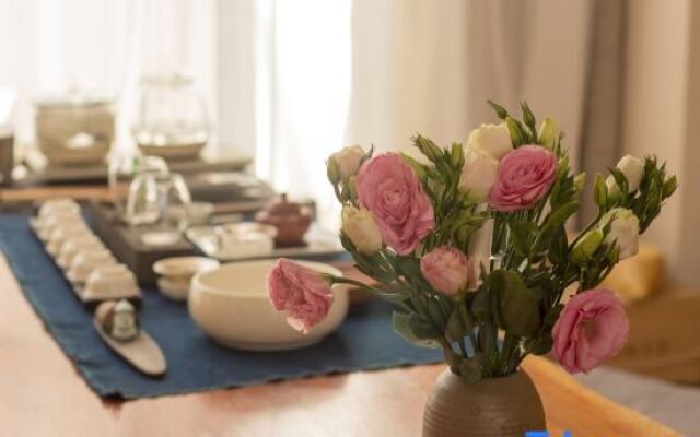 Yihai Courtyard Holiday Inn