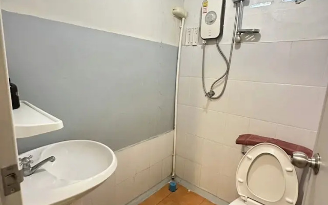 OYO 75472 GOTUM Hostel 2 & Money Exchange