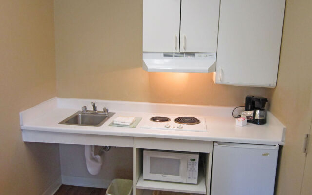 HomeTowne Studios by Red Roof Orlando - UCF Area