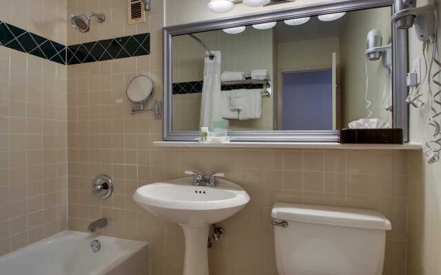 Holiday Inn Westbury - Long Island by IHG