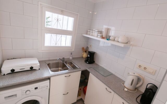 Cozy Apartment in Roses with Sea Nearby