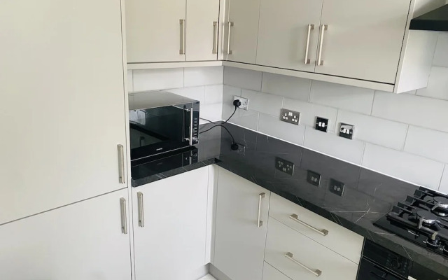 Inviting 4-bed House in Leeds