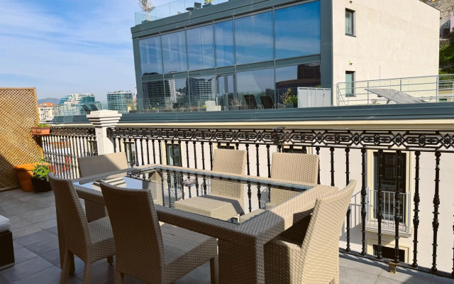 Luxurious Penthouse Studio with Private Terrace - Grand Central House