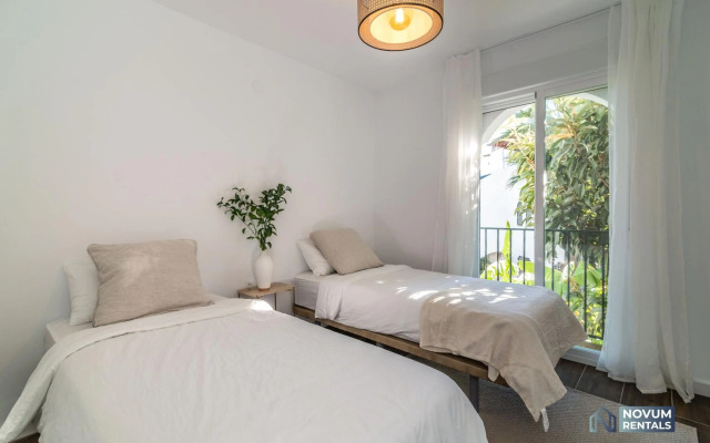 TOP RENOVATED 3-BDRM TOWNHOUSES with POOL, BBQ & ROOFTOP TERRACES