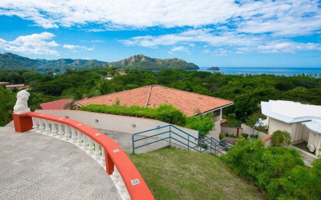 2BD Beauty With Big Pool - Walk to Beach