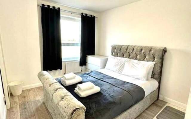 3 Bedroom Riverview Flat Canary Wharf Free Parking