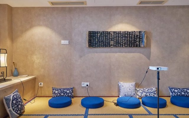 Summer Flower Apartment