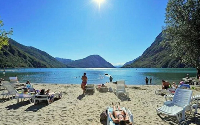 Pleasing Furnished Apartment With View of the Lake