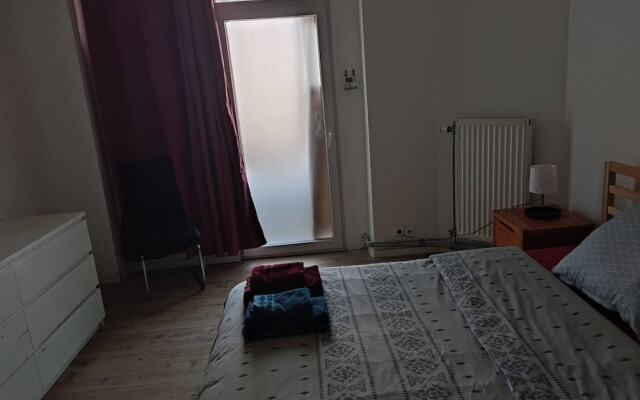 Room in Guest Room - Charming Room W Located in Brussels