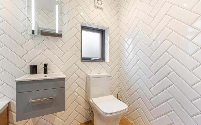 2 Bedroom House- Hereford City Centre with Parking