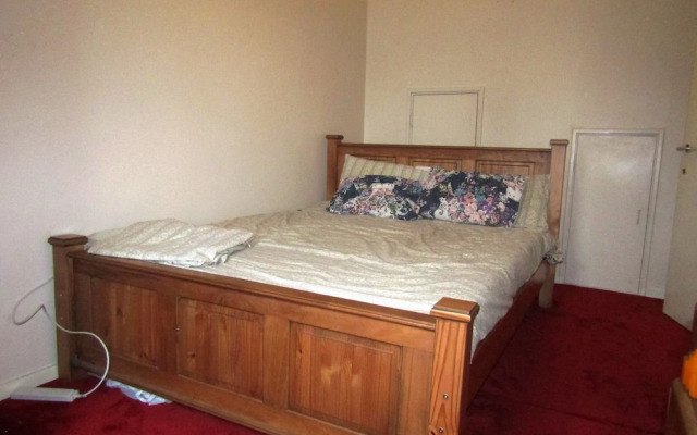 House with a garden in Arnos Grove