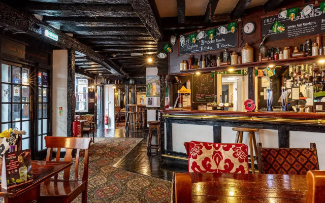The New Inn by Roomsbooked