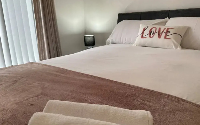 2br Stylish Ormeau Road House