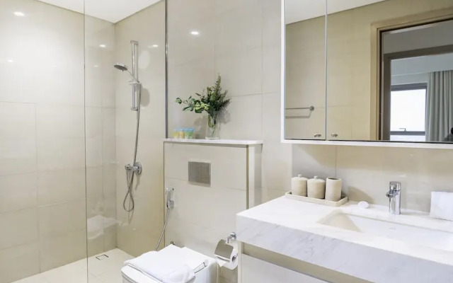 Sleek 1BR in Burj Royale with Canal View