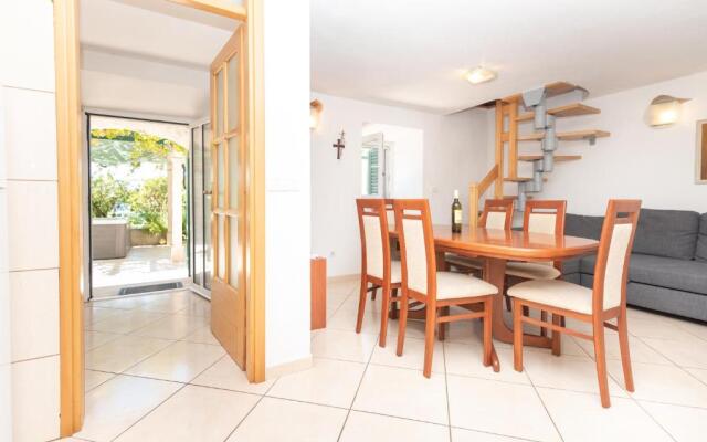 Seafront vacation house w JACUZZI 5 meters from beach