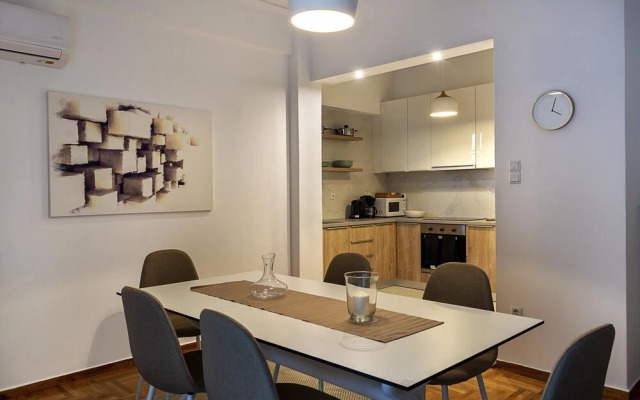 Elegant, spacious & minimalist aptm w/balcony