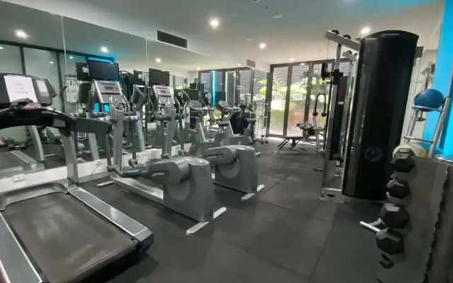 Well Located 1bed Unit in Near Albert Park w/ Gym!