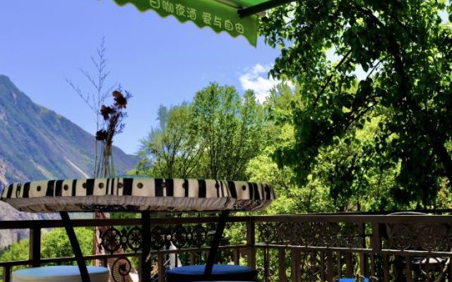 FlowerFields Bar&Cafe&Guesthouse