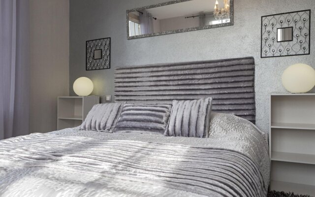 Enticing Holiday Home in Tulle with Garden