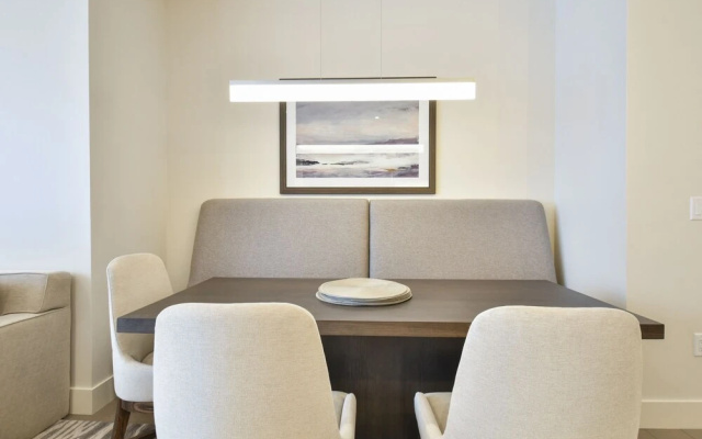 2 Bedroom Lift - Modern & Ski-in, Ski-out Condo by Redawning
