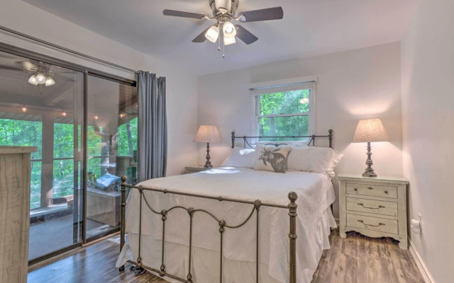 Beautiful Connestee Falls Home w/ Porch in Brevard