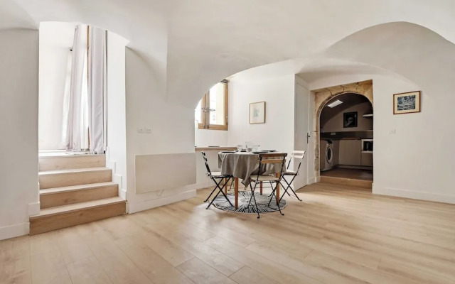 Authentic Apartment - 2br/4p - Monnaie