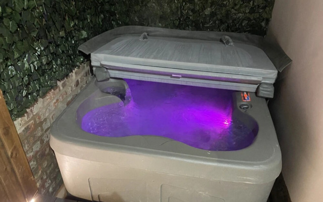Edward Place Luxury Hot Tub Apartments