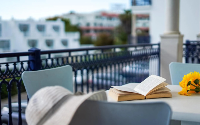 Oura Sunrise II Apartment by Stay-ici, Algarve Holiday Rental