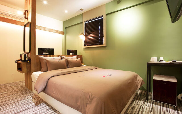 Achasan Station Wall Hotel