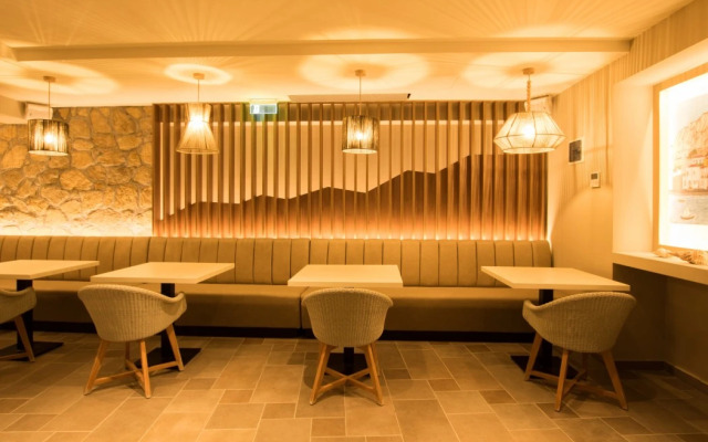 Parasol Luxury Hotel & Suites