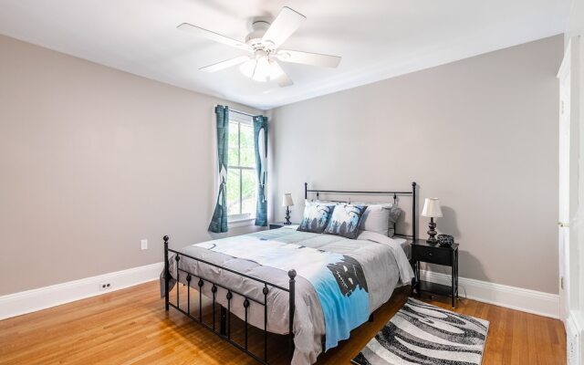Cozy Houses in Downtown Toronto by GLOBALSTAY