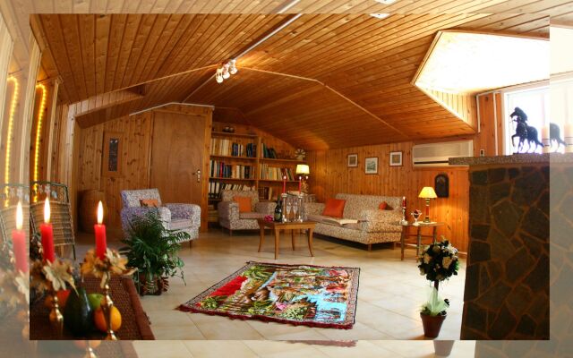 Ionis Art Hotel