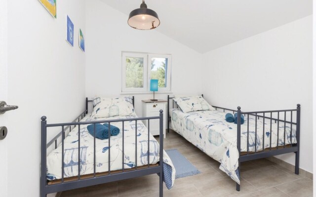 Awesome Home in Zdrelac With Wifi and 4 Bedrooms