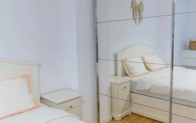 Central 1BR - city view + large balcony + Netflix