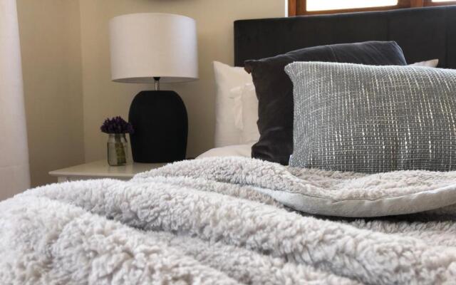 Studio@40: Stylish & modern 1 bedroom apartment.