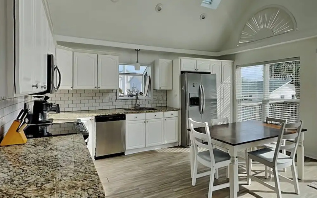 Sany Lu by Topsail Realty