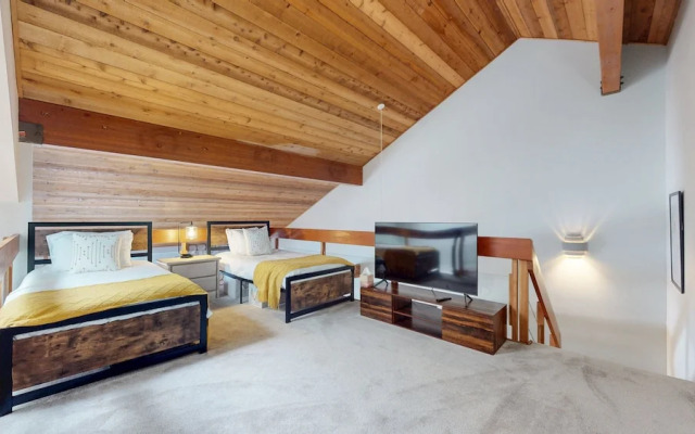 Snowcreek Iv #594 3 Bedroom Condo