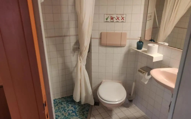 Eastern Comfort - The swimming hostel