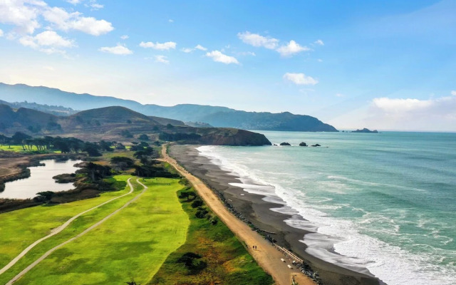 Spacious 5BR Retreat 8 Beds Beach & Golf