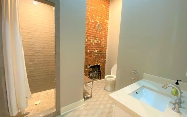 Luxurious Lower Garden District Condo w/ Balcony!