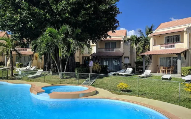 Residence With 6 Seafront Bungalows and Swimming