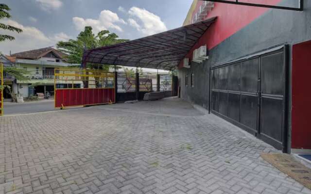 Capital O 3198 Sukomanunggal Inn