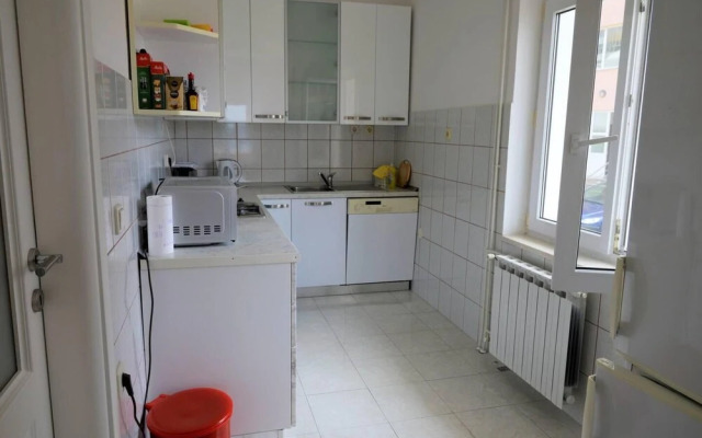 Stunning 2-bed Apartment in Okrug Gornji