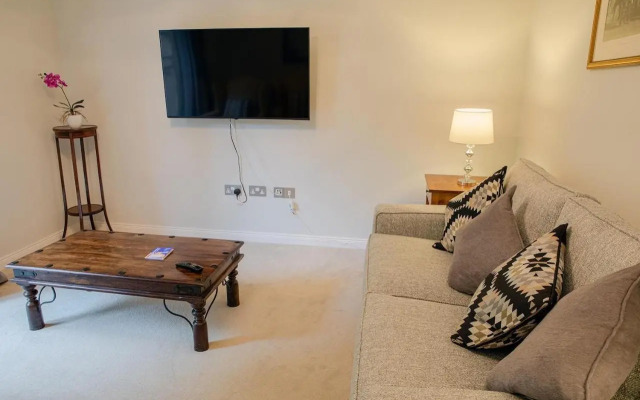 Hedgefield House - Serene Top Floor Flat