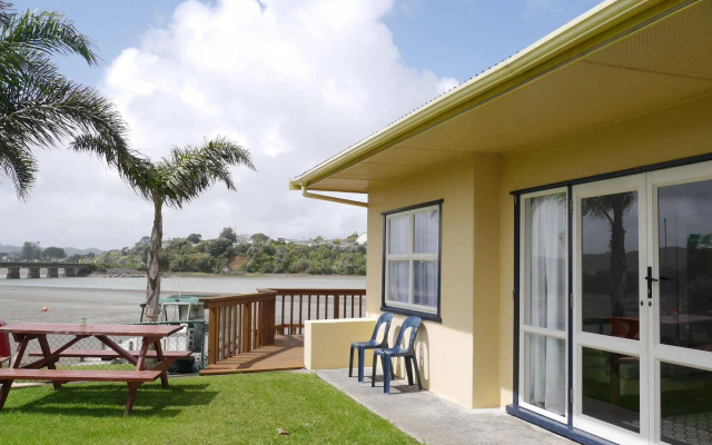 Raglan Palm Beach Motel