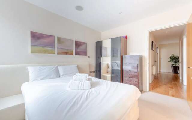 Gorgeous 3 Bedroom Flat in Vauxhall With City Views