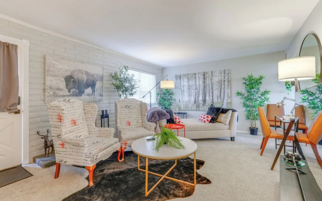 Walk to Conveniences: Tempe Condo w/ Pool!