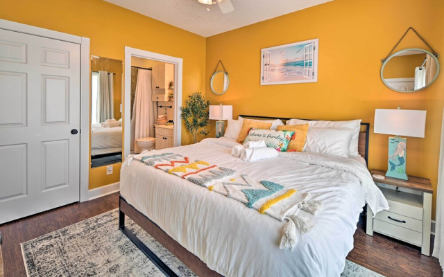 Bright Myrtle Beach Condo w/ Balcony!