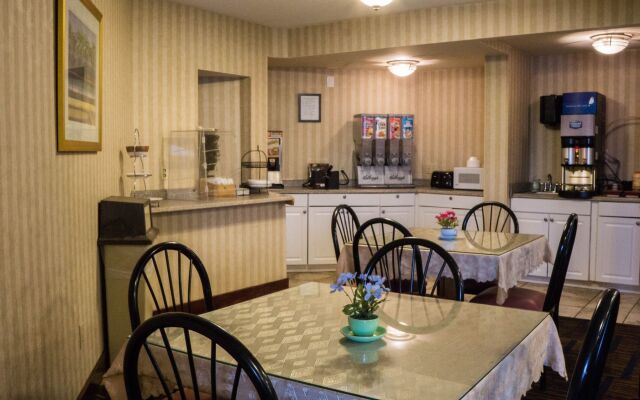 Red Roof Inn & Suites Newport – Middletown, RI