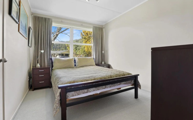 Pukeko Lodge - Tūrangi Holiday Home – Guest Rooms – Turangi